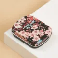 Kleine florale Blechdose mit Deckel ideal für Schmuck, Süßigkeiten und Kleinigkeiten. - Schwarze Pfirsichblüte / 60x47x15mm
