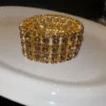 Goldener, breiter, mehrreihiger Strass-Armreif, Luxus-Modeschmuck für Damen und Frauen. - Kaffeebraun