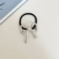Dettaglio elastico capelli fiocco argento minimalista, elegante accessorio per capelli francese. - Stile Argento (J7-2)