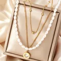 Elegante collar dorado multicapa con perlas y colgante de cristal romano - Collar Números Romanos con Brillantes (N-48G)