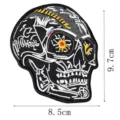 Vue détaillée du patch brodé tête de mort style punk avec des motifs de lignes de graffiti. - Style Crâne Détail Jaune Bleu (DW9059-4)