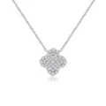Primer plano detallado del colgante de trébol de cuatro hojas brillante con pedrería fina. - Collar / Plata 925 / Oro blanco