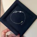 Vista detallada de una pulsera de calabaza de plata de ley con circonitas en bandeja. - Plata 925 / Oro blanco