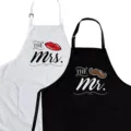 Tabliers de couple en polyester, motifs mrs. blanc et mr. noir avec poches pour cuisiner. - Pack de 2 / Noir et Blanc