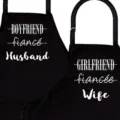 Variante de tablier de couple noir avec joli design imprimé petit ami et mari. - Pack de 2 / Noir et Noir