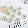 Kunstmatige groene margriet bloemen voor DIY ambachten, huwelijksmuur en haaraccessoires. - Bleekgroen