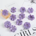 Detailopname van paarse kunstmatige madeliefje bloemhoofdjes met glitters voor DIY handwerk decor. - Paars