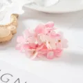 Nahaufnahme von rosa künstlichen Hortensienblüten, ideal für DIY-Bastelmaterialien. - Reisrosa