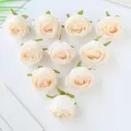 Detailaufnahme von künstlichen Champagner Rosenblüten, ideal für DIY Handwerk und Dekoration. - Milchweiß