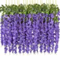 Close-up details van dichte kunstmatige wisteria bloemen hangende wijnstok voor huwelijksdecoren. - Paars
