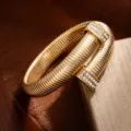 Bracelet dore a ressort en strass style chic mode bijoux fantaisie pour les femmes - Bracelet jonc / Or