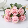 Detail van kunstmatige roze rozenboeket, zijden bloemen voor huisdecoratie en huwelijksfeest. - Lichtroze