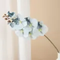 Gedetailleerd overzicht van kunstmatige phalaenopsis orchidee tak, realistische bloem. - Lichtblauw