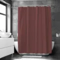 Close-up van het prachtige donkerrode waterdichte douchegordijn in de moderne badkamer. - Donkerrood