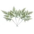 Detailopname van kunstmatige groene dennentakken, ideaal voor kerstdecoratie en knutselen. - 5-vorkige cipressenbladeren in kerstkleuren