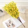 Bouquet de fleurs jaunes de forsythia artificiel, détail de décoration de table de mariage. - Jaune