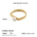 Vue rapprochée de la bague en acier titane et perle montrant le diamètre intérieur. - Taille US 6 / Bague en Acier Inoxydable Perle Artificielle (2108ZK17064JZ)