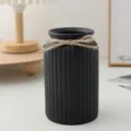 Vase noir minimaliste en plastique avec rayures verticales et nœud en jute pour déco. - Noir