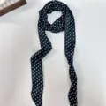 Écharpe en soie étroite à pois noirs et blancs, ruban de cheveux et accessoire de sac. - Pois Noir