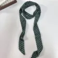 Écharpe longue et étroite à pois vert foncé, ruban élégant pour sacs et chemises variante. - Pois Verts