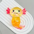 Süßes gelbes Glitzer-Axolotl-Squishy-Spielzeug zum Stressabbau auf weißem Tablett - Axolotl Squishy / Orange Axolotl