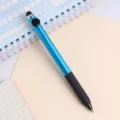 Detailansicht des multifunktionalen Kugelstifts mit Eingabestift und glattem blauen Metallgehäuse. - Blau