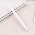 Minimalistischer weißer Gelstift im Detail, glattes Schreiben 0,5 mm Spitze für Bürobedarf. - Weiß