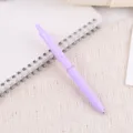 Minimalistischer lila Morandi-Gelstift im Detail, weicher Griff für bequemes Schreiben im Alltag. - Dunkellila