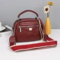 Dunkelrote Vintage Leder Boston Handtasche mit breitem Schulterriemen und mehreren Fächern. - Burgunderrot