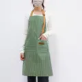 Tablier rayé vert et blanc avec bretelles marron pour cuisine maison et pâtisserie. - Vert