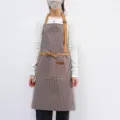 Tablier de cuisine à rayures avec bretelles en cuir marron et grande poche pratique. - Café Foncé