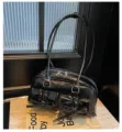 Detalle de bolso de hombro de charol negro, diseño de lazo balletcore, elegante bolso. - Negro