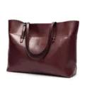 Bolso tote de piel sintética burdeos oscuro, detalle con doble correa y anillos metálicos. - Café