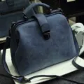 Primer plano de la textura del bolso doctor azul retro, detalle bolso PU y cierre metálico. - Verde azulado