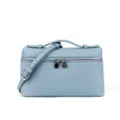 Detalle de primer plano del bolso tipo caja de cuero azul con cremallera y herrajes. - Azul claro