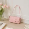 Detalle de bolso de hombro baguette rosa chic, diseño minimalista elegante para mujeres. - Rosa