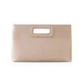 Primer plano detallado del bolso de mano de piel PU nude con textura y costuras. - Nude