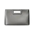 Vista detallada del elegante bolso de mano tipo cartera en piel PU metalizada gris. - Gris
