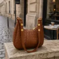 Bolso de hombro marrón tejido estilo retro de cuero PU con elegantes detalles metálicos. - Café