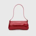 Bolso de hombro de charol rojo bolso baguette elegante con fondo curvo y solapa. - Rojo