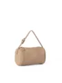 Primer plano de la textura del bolso cruzado cilíndrico beige, cremallera y hebilla de metal. - Albaricoque