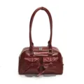 Bolso de hombro de charol rojo vino con bonito detalle de lazo y dos bolsillos frontales. - Burdeos