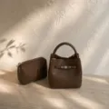 Ensemble de sac seau élégant en cuir marron avec cadenas, sac à main tendance chic. - Café