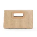 Primer plano de un bolso de mano de paja trenzada de verano con elegante asa de cuero. - Albaricoque