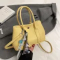 Bolso de mano de cuero amarillo elegante casual bolso cruzado con lindo colgante para diario. - L / Amarillo