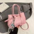 Bolso de mano de cuero PU rosa tote casual bandolera con bonito colgante de osito - L / Rosa