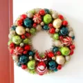 Weihnachtsdeko Kranz mit bunten galvanisierten Christbaumkugeln und süßem rotem Rentier Anhänger. - 35cm Einzelne Farbbox Verpackung / Rot Grün und Gold