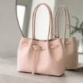 Bolso tote minimalista rosa para mujer con textura diagonal y elegante correa con hebilla. - Rosa Sin Colgante