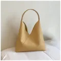 Bolso de hombro tejido amarillo claro, elegante bolso hobo de cuero PU intrecciato para verano. - Amarillo