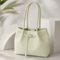 Bolso tote texturizado verde claro, elegante bolso de hombro con hebilla para trabajo. - Verde Sin Colgante